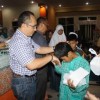 Komisaris PT Pilar Mandiri, H Wawan Rosihan Kosim saat memberikan santunan kepada ratusan anak yatim piatu di sela-sela Soft Opening RSU KMC Luragung.